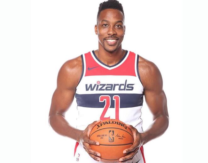 名记：字母哥与队友召开会议，呼吁全队无视外界杂音（名记：字母哥组织队内会议，号召全队忽略外界噪音）