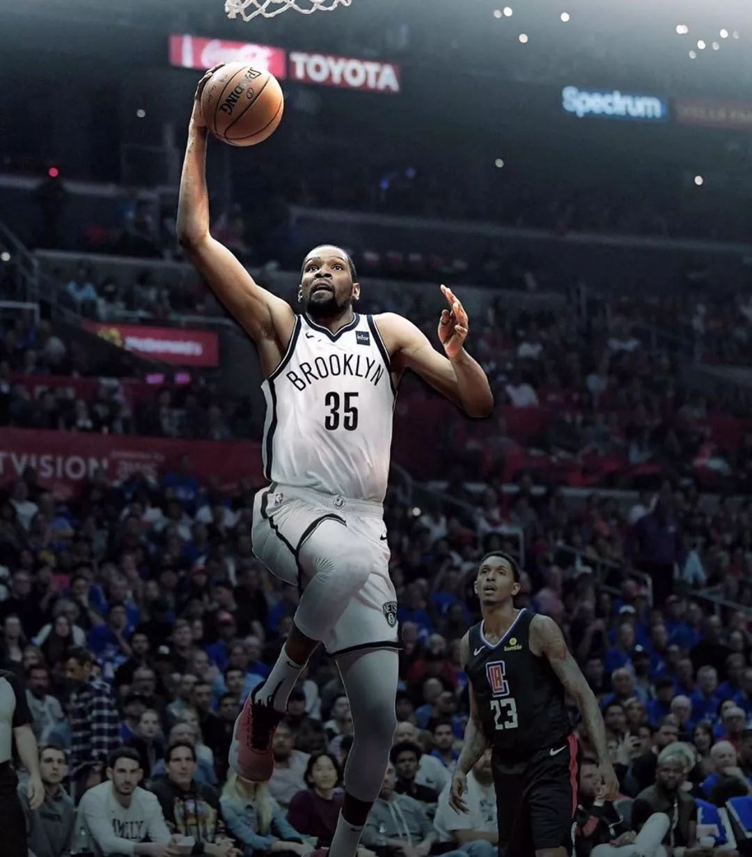 费兰·托雷斯戴帽斩获赛季11球，超越莱万距离姆巴佩5球（费兰·托雷斯上演帽子戏法收获赛季第11球，反超莱万距姆巴佩仅差5球）